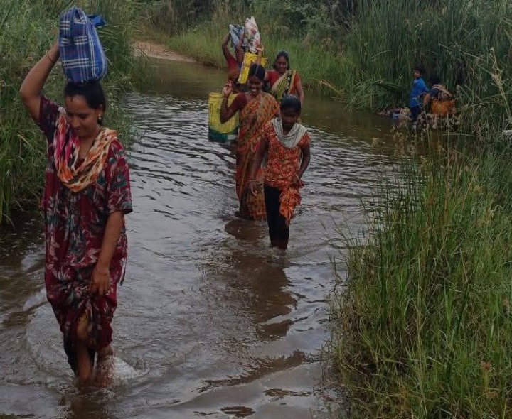 వంక దాటాలంటే రైతుల విలవిల