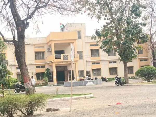 ఏసీబీ దాడులు.. బోసిపోయిన మున్సిపాలిటీ