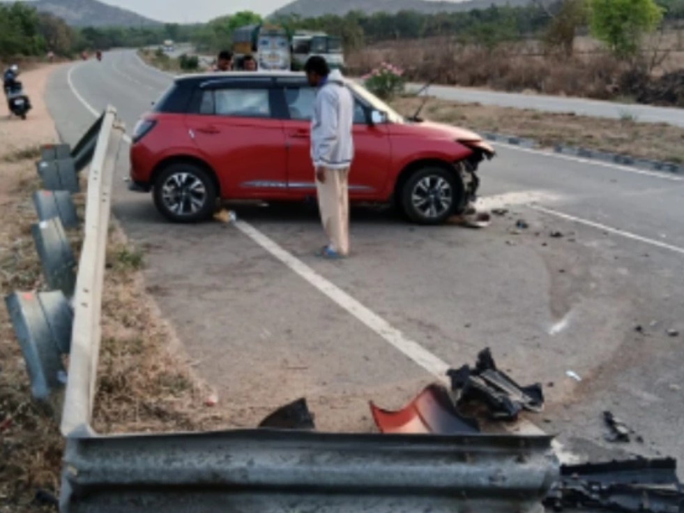 డివైడర్‌ను ఢీకొన్న కారు.. ఇద్దరికి తీవ్ర గాయాలు