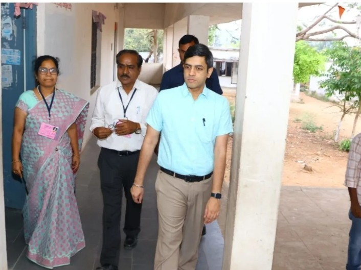 పరీక్ష నిర్వహణలో ఎలాంటి నిర్లక్ష్యం వహించొద్దు: కలెక్టర్