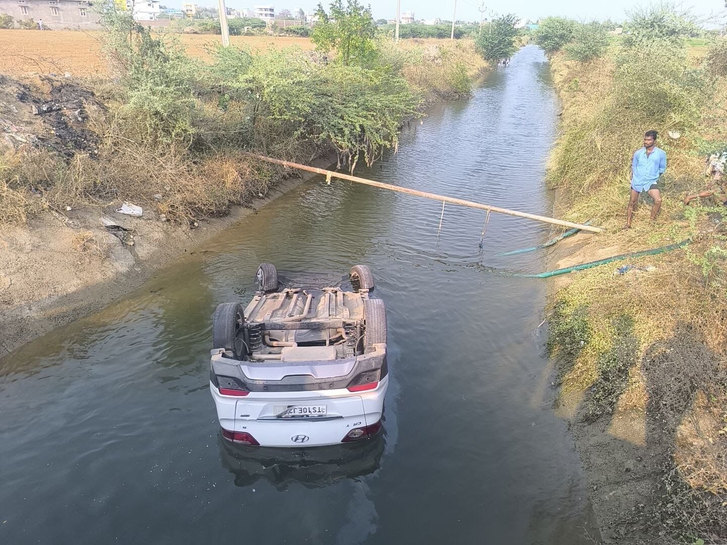 కాలువలోకి దూసుకెళ్లిన కారు