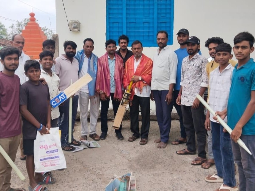 యువకులకు క్రికెట్ కిట్ అందించిన సర్పంచ్