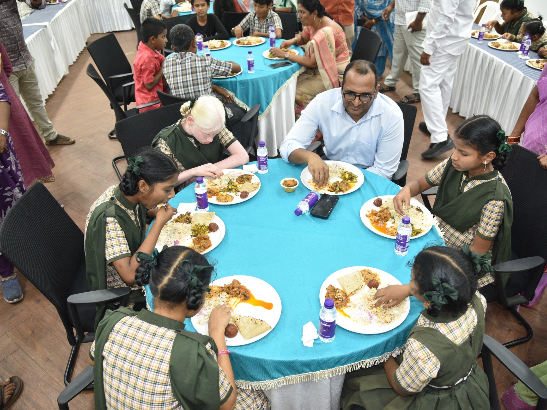 దివ్యాంగ చిన్నారులతో కలెక్టర్ ఆత్మీయ విందు