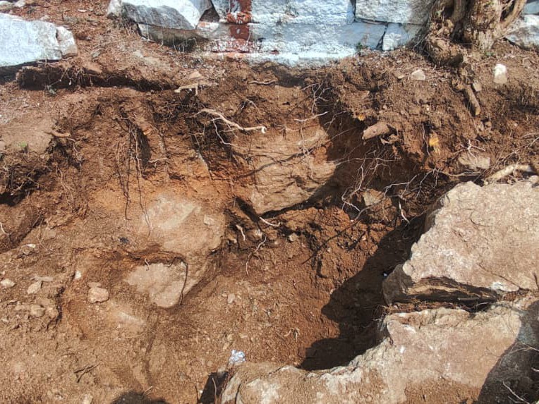 వేణు గోపాలస్వామి గుట్టపై గుప్త నిధుల కోసం తవ్వకాలు