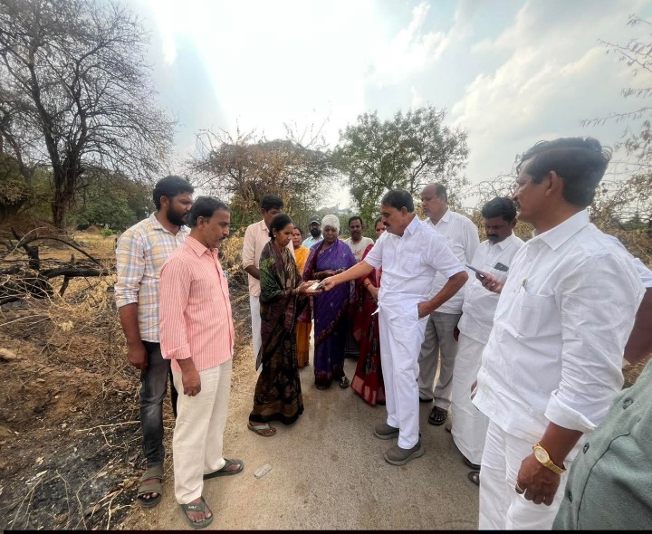 పుట్టపర్తిలో రైతులకు ఆర్థిక సాయం అందజేత