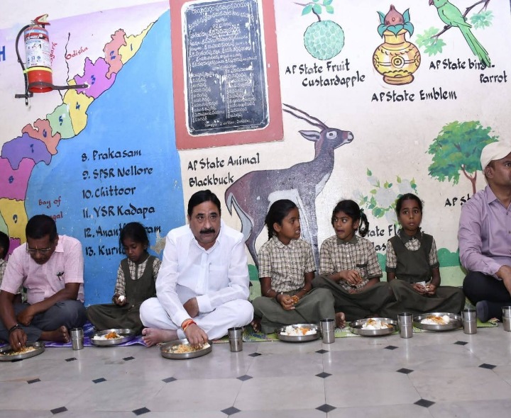 విద్యార్థులతో కలసి భోజనం చేసిన ఎమ్మెల్యే