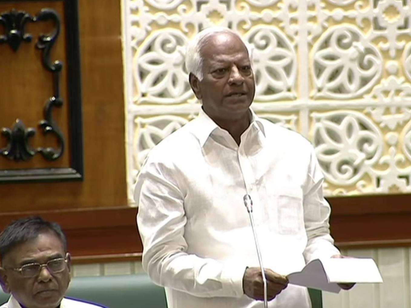 మక్కల కొనుగోలు కేంద్రాలను ఏర్పాటు చేయాలి: MLA