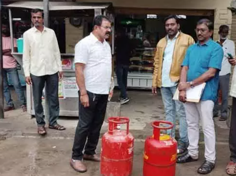 బచ్చన్నపేటలో ఆకస్మిక తనిఖీలు.. గ్యాస్ సిలిండర్లు సీజ్