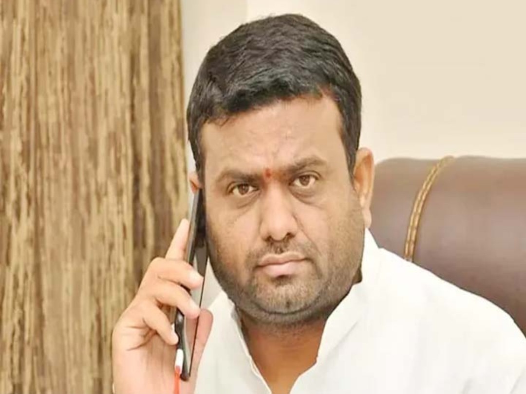 రాజకీయాలు కంటే వివాదాలే ఎక్కువ..!