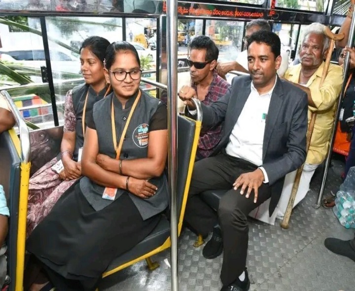 దివ్యాంగులతో కలిసి బస్సులో ప్రయాణించిన కలెక్టర్
