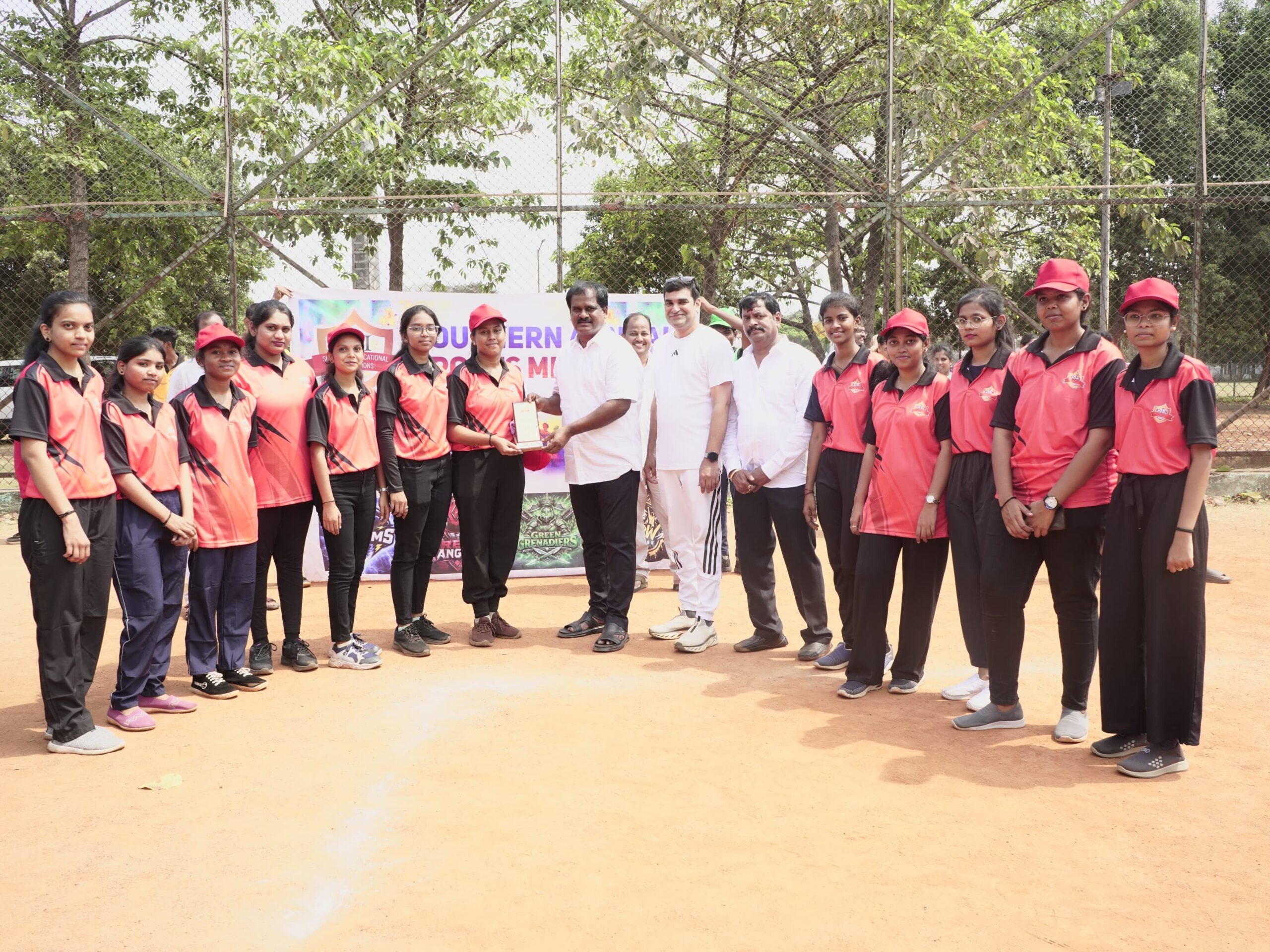 విజేతలకు బహుమతులు అందజేసిన ఎమ్మెల్యే