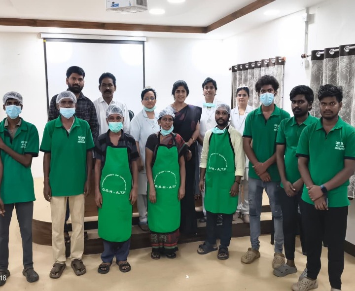 ‘ప్రభుత్వాసుపత్రిలో డైట్ సిబ్బందికి టీకాలు’