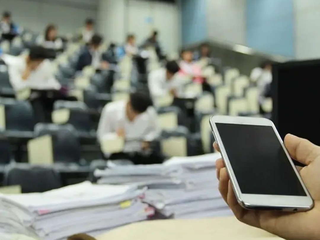 రూల్స్ జాన్తా నై.. ఎగ్జామ్ హాల్లోకి ఫోన్లు..!