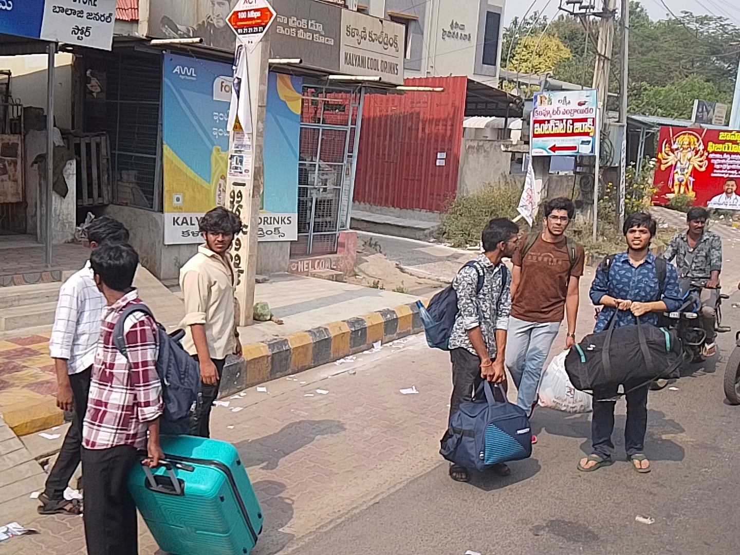 ముగిసిన పరీక్షలు.. ఇంటి బాట పట్టిన విద్యార్థులు