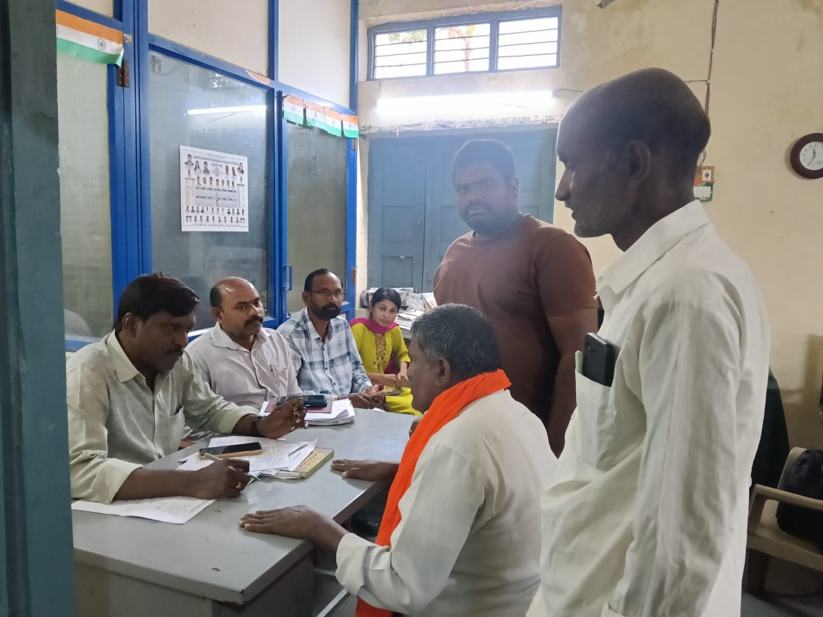 ఎంపీడీవోకు వినతిపత్రం అందజేసిన నేతలు