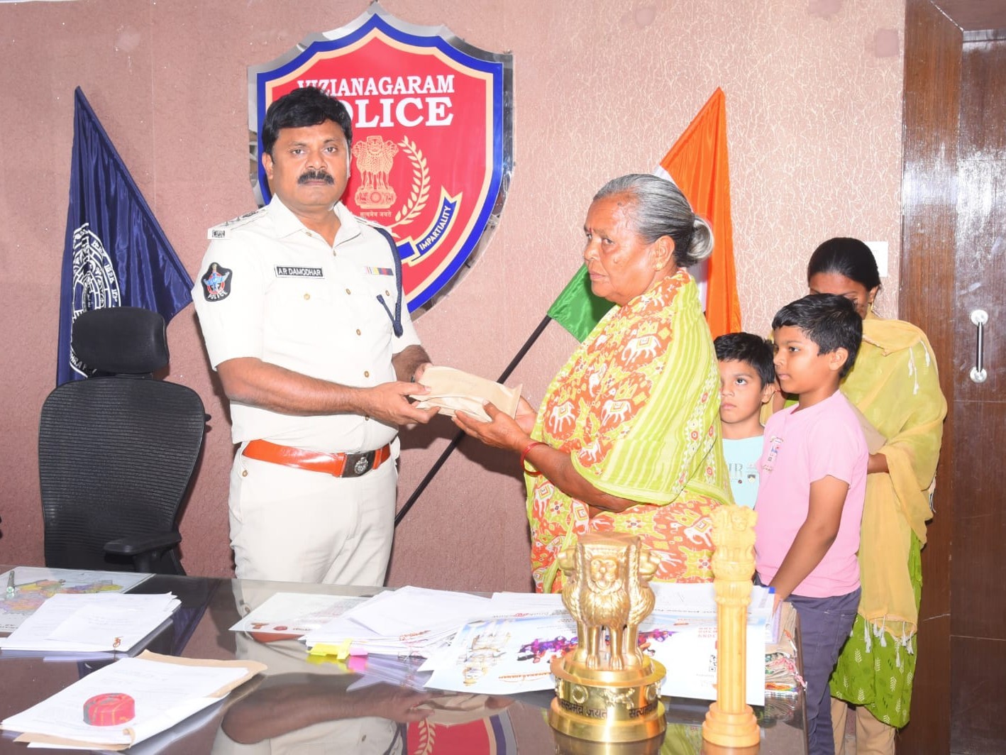 కానిస్టేబుల్ కుటుంబానికి ఆర్థిక సహాయం