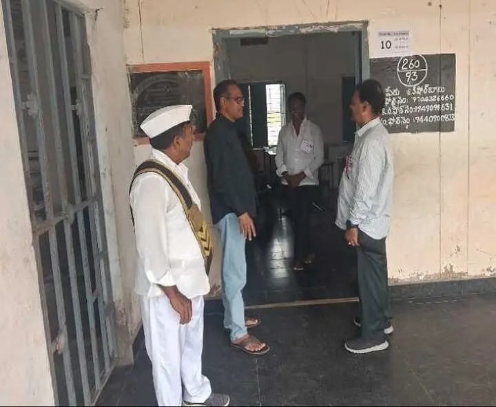 పరీక్ష కేంద్రాలను తనిఖీ చేసిన తహసీల్దార్