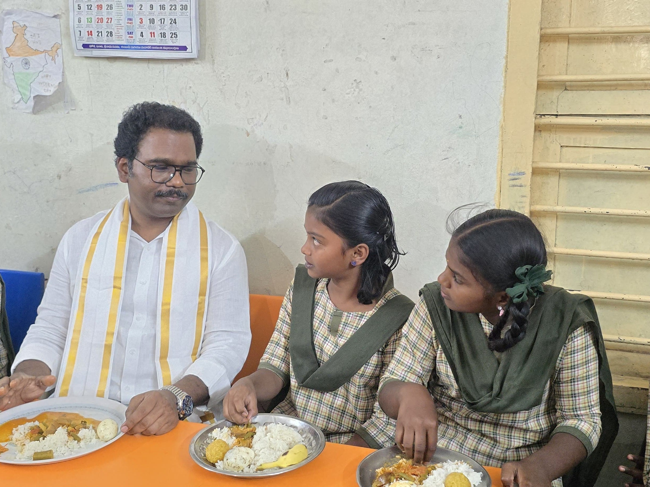 మిడ్ డే మీల్స్‌ను పరిశీలించిన ఎమ్మెల్యే థామస్