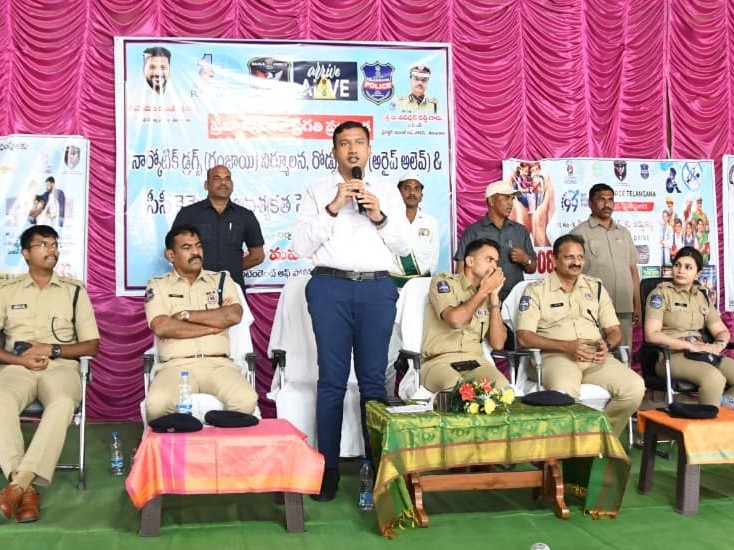 గ్రామాలను ఆదర్శంగా తీర్చిదిద్దాలి: కలెక్టర్