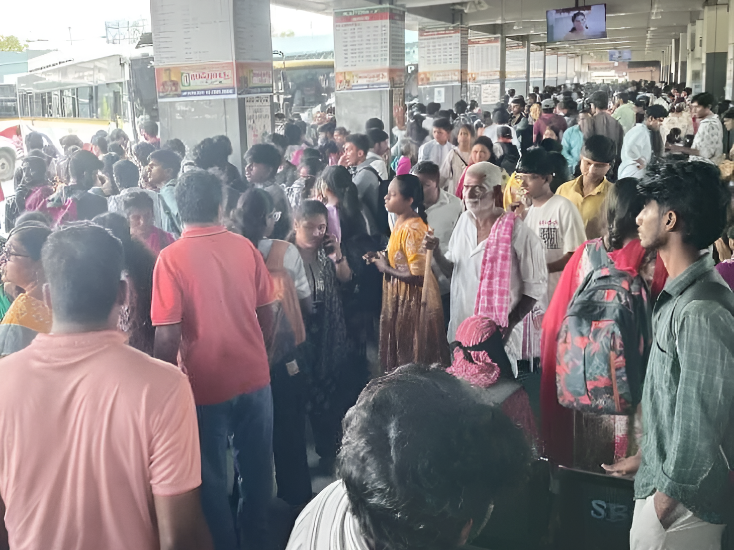 తిరుపతి బస్టాండ్‌లో ప్రయాణికుల రద్దీ