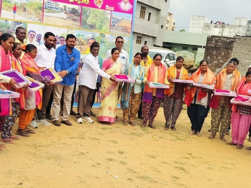సొంత ఖర్చులతో పరిశుద్ధ సిబ్బందికి నూతన వస్త్రాలు పంపిణీ