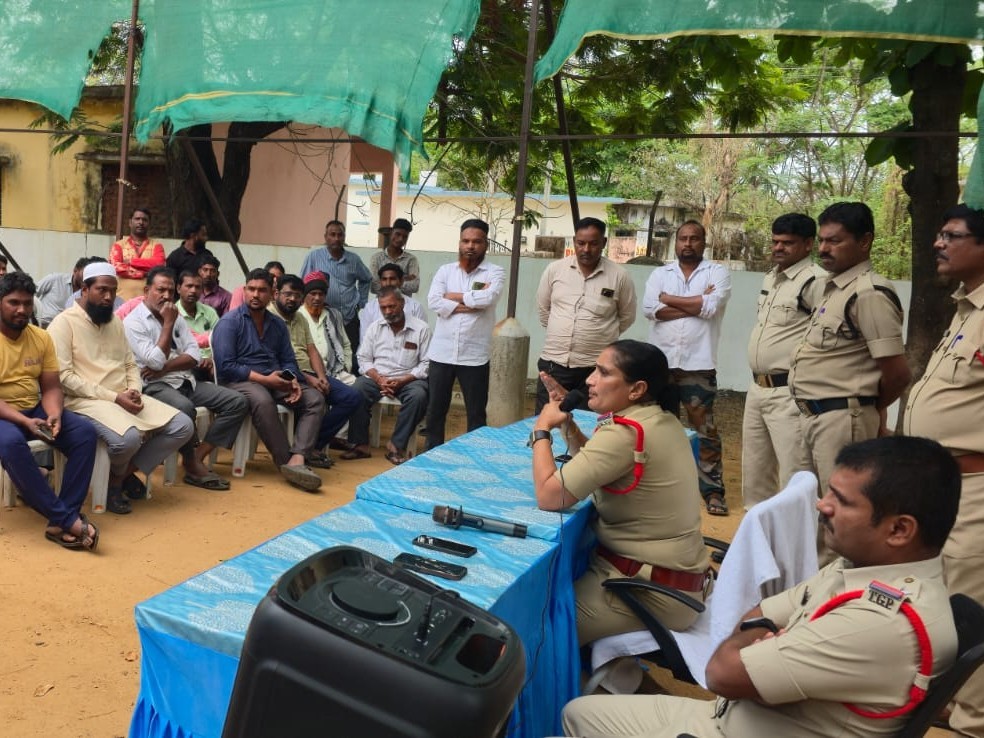 ప్రశాంతంగా పండగలు జరుపుకోవాలి: సీఐ