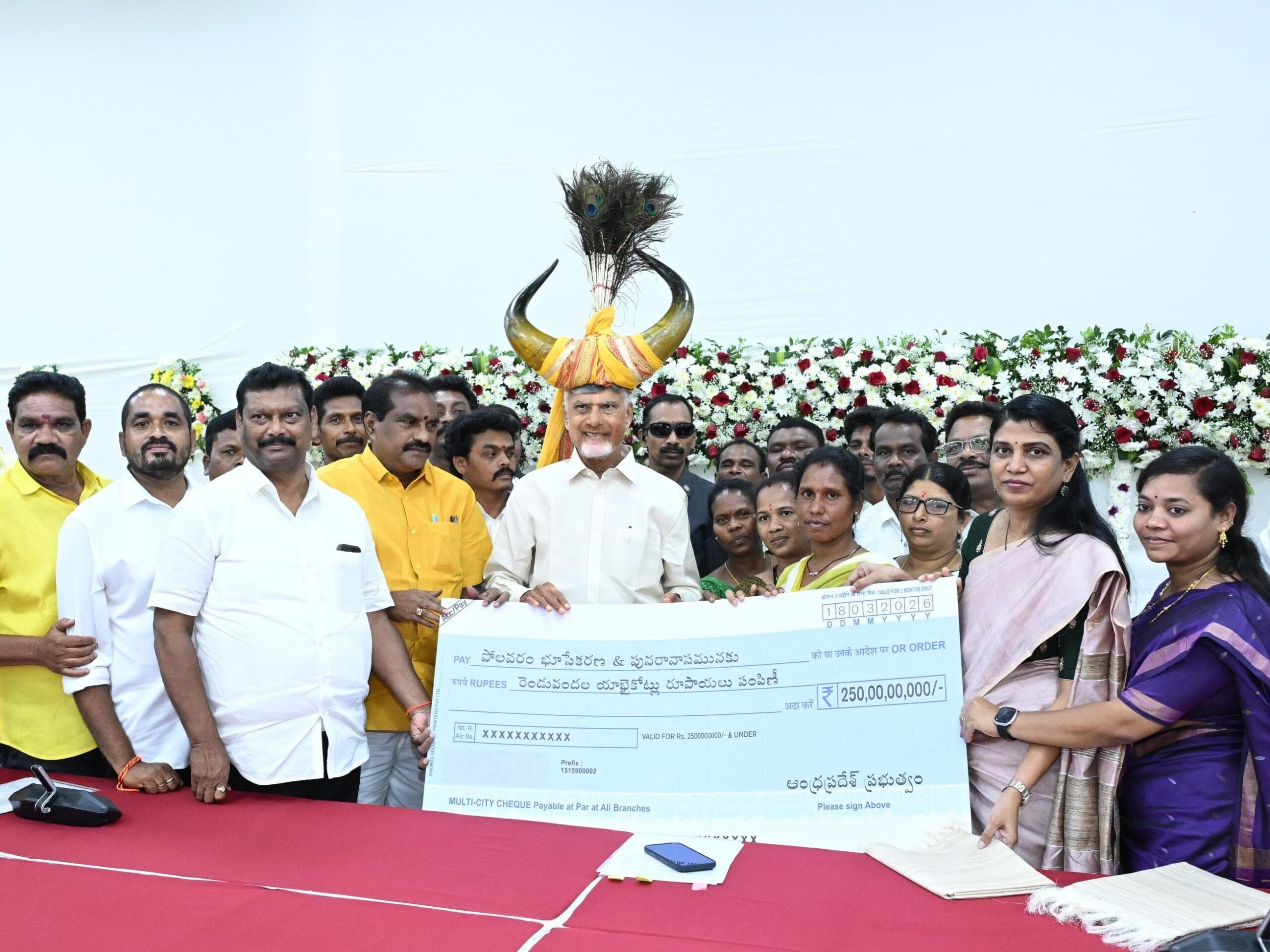 బాధితులకు పరిహారం చెక్కులు అందజేత