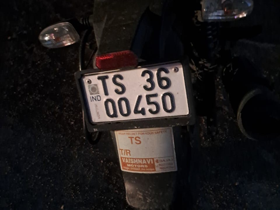 గేదెని ఢీకొట్టిన బైక్.. వ్యక్తికి తీవ్ర గాయాలు