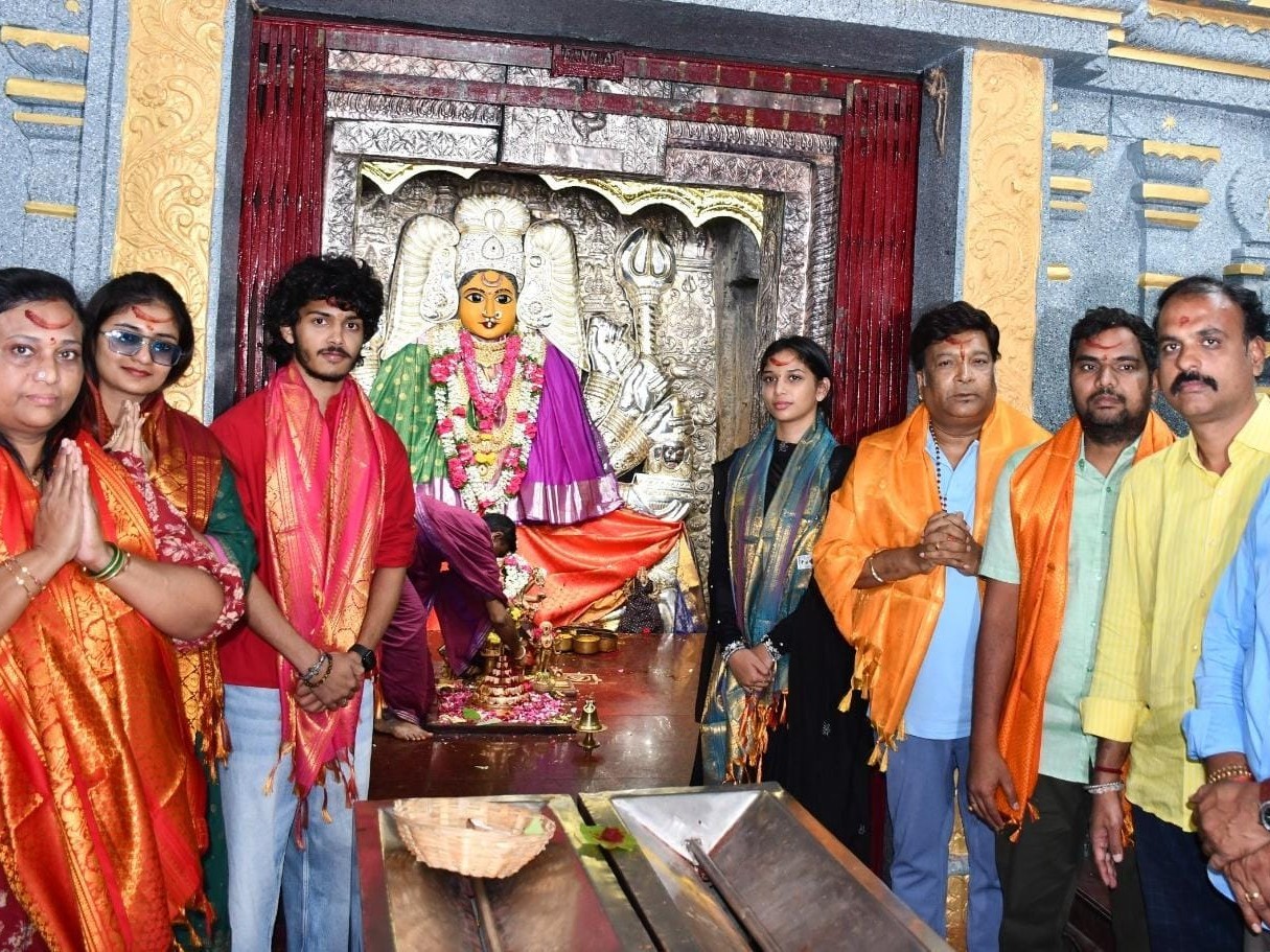 భద్రకాళి అమ్మవారిని దర్శించుకున్న చిత్ర యూనిట్