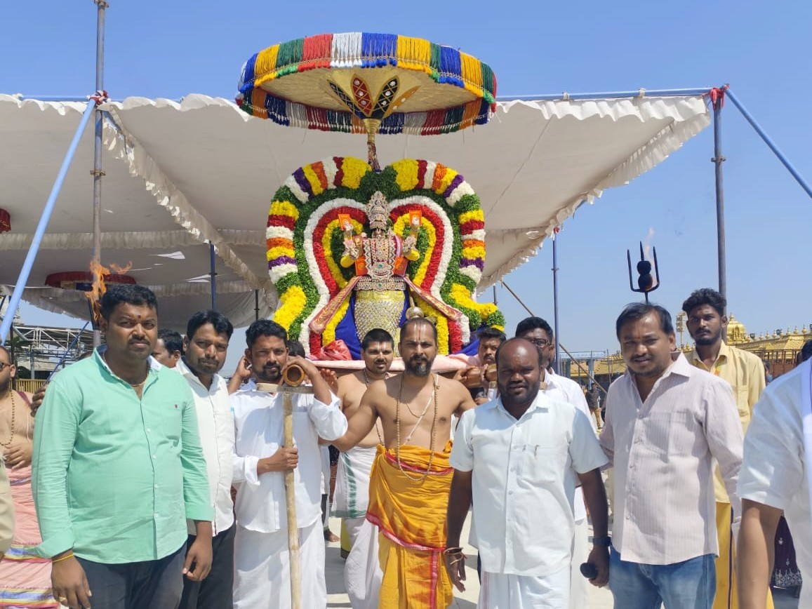 తగ్గిన యాదాద్రి శ్రీవారి నిత్య ఆదాయం