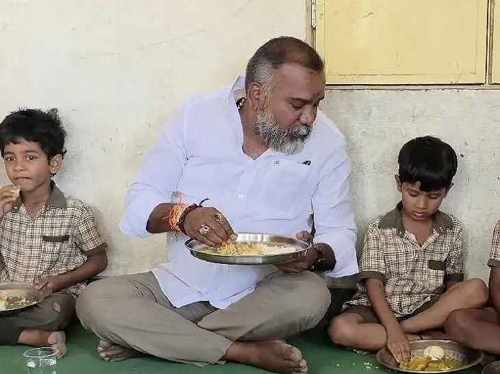 పిల్లలతో కలిసి భోజనం చేసిన ఎమ్మెల్యే