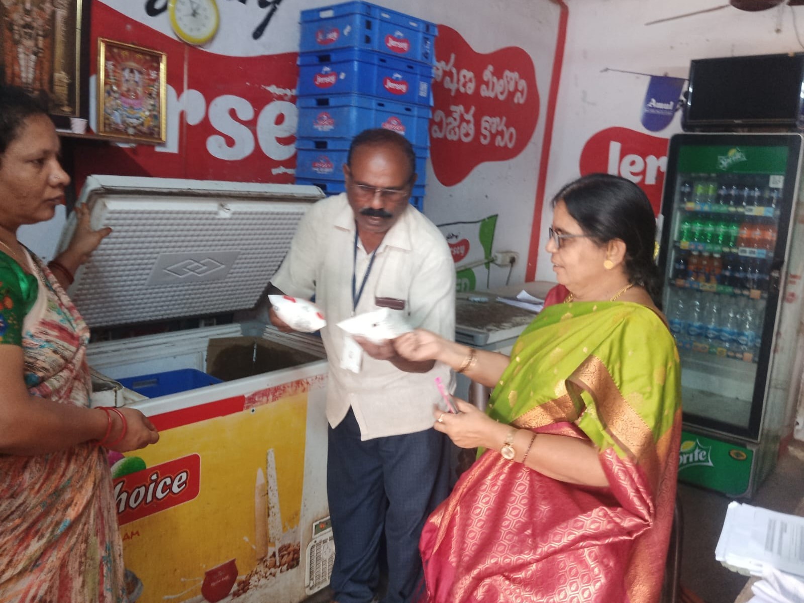 పాల విక్రయ కేంద్రాల నుంచి శాంపిల్స్ సేకరణ