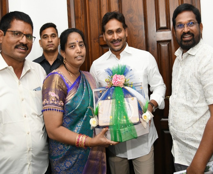 మాజీ సీఎం జగన్‌ను కలిసిన మాజీ ఛైర్మన్