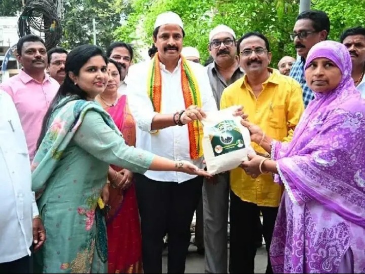 రంజాన్ తోఫా పంపిణీలో పాల్గొన్న ఎమ్మెల్యే