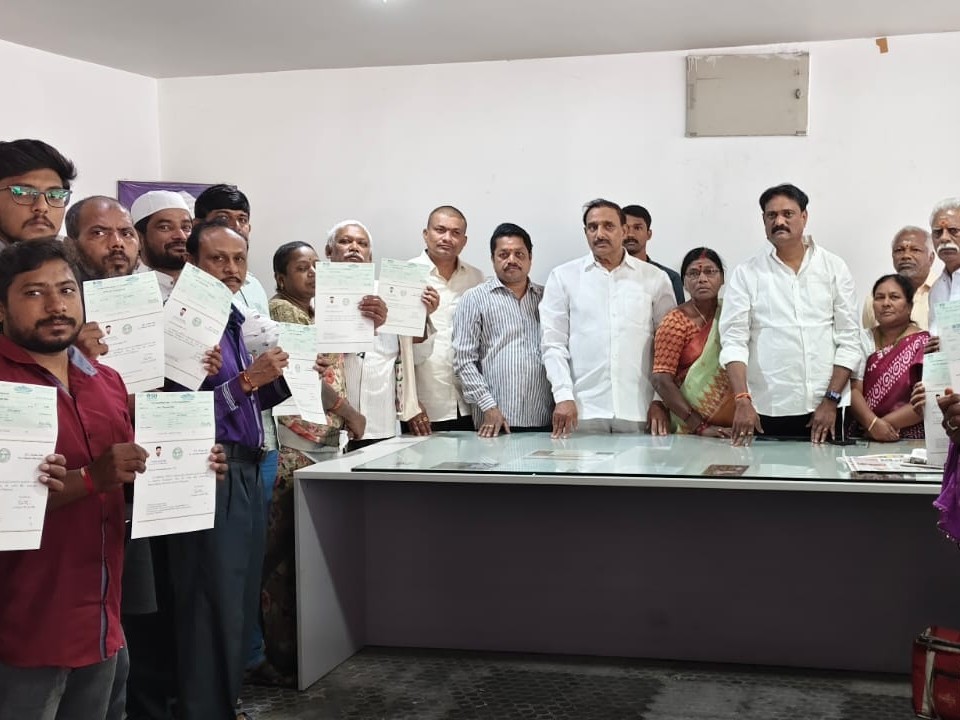 శేరిలింగంపల్లి: 64 మందికి సీఎంఆర్ఎఫ్ చెక్కులు అందజేత.