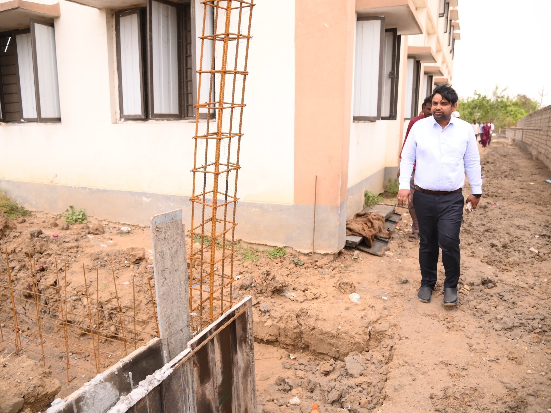 నిర్మాణ పనులను పరిశీలించిన కలెక్టర్