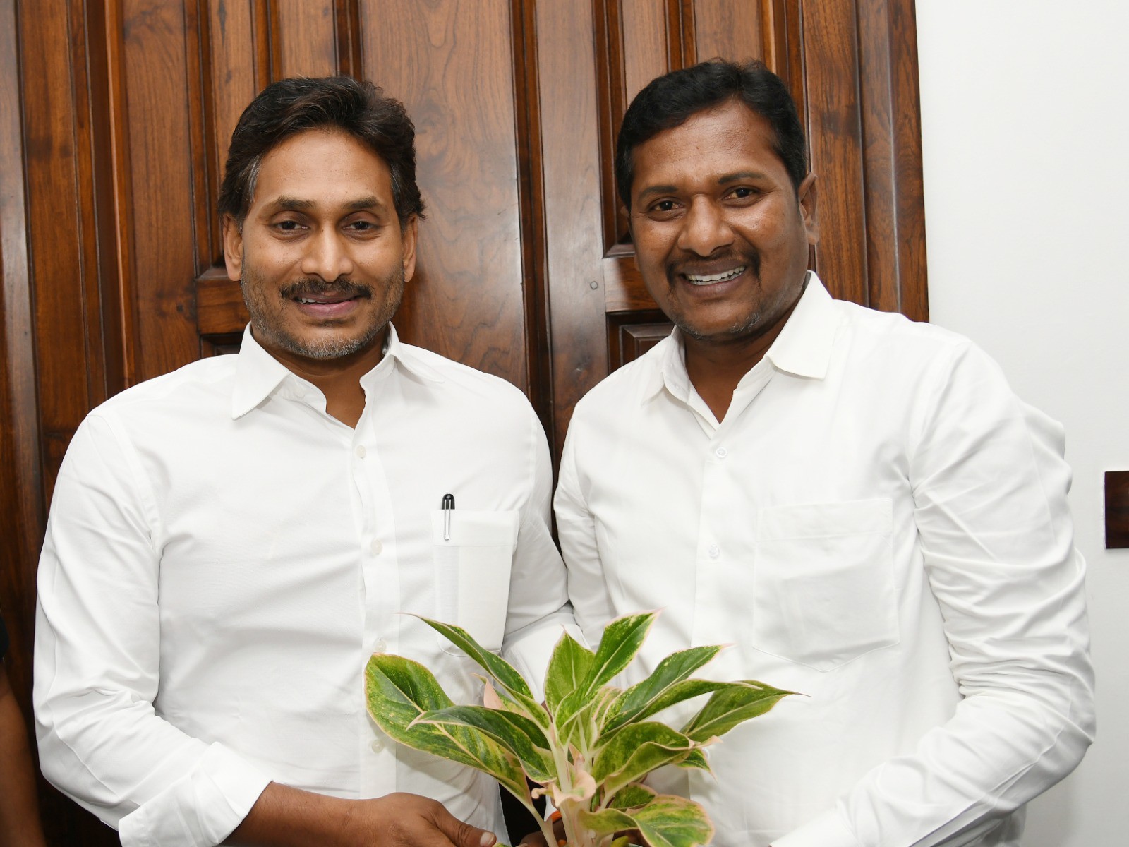 జగన్‌ను కలిసిన వైసీపీ ఇంఛార్జ్