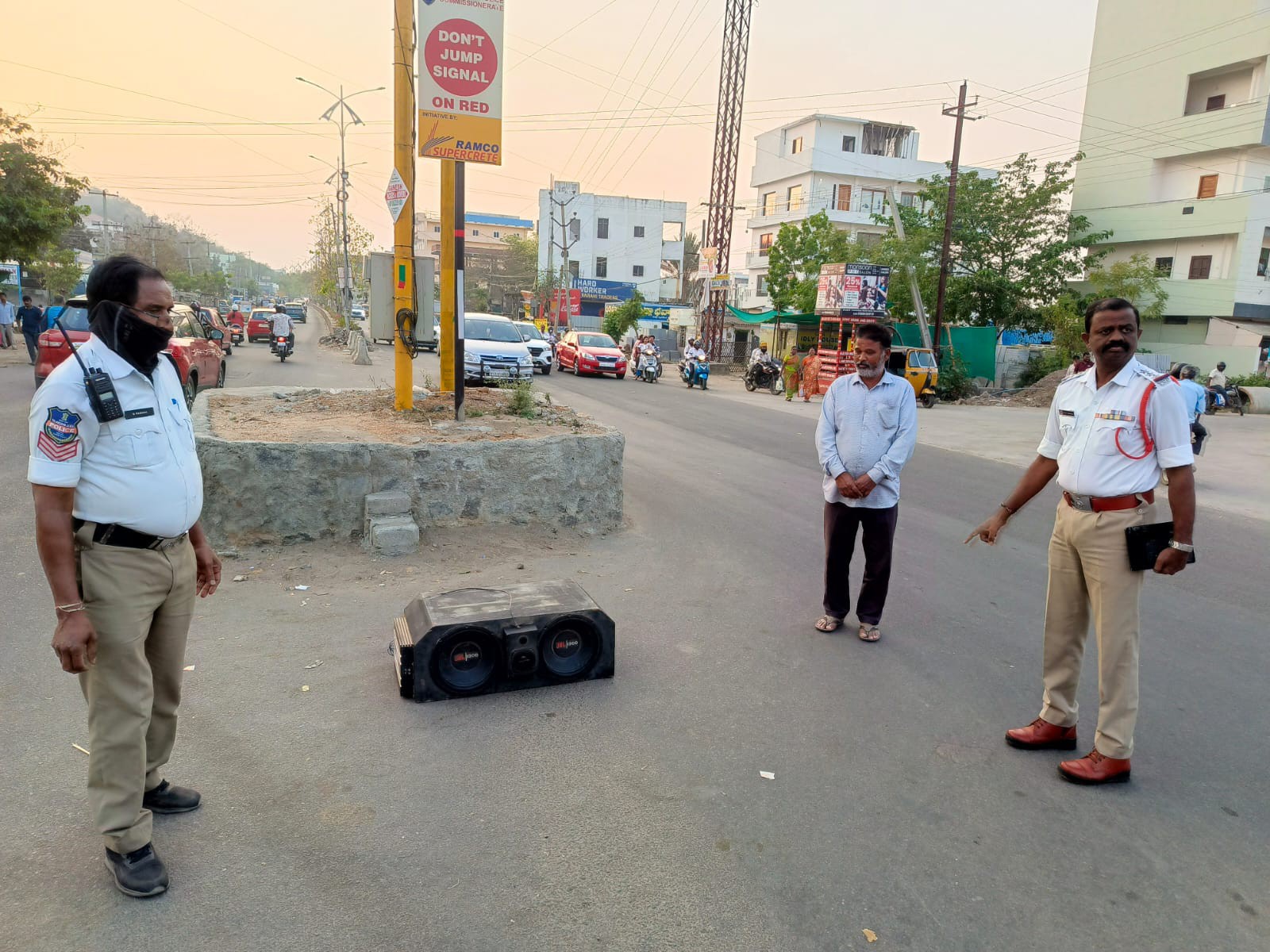 డీజే బాక్స్‌లను ధ్వంసం చేసిన పోలీసులు