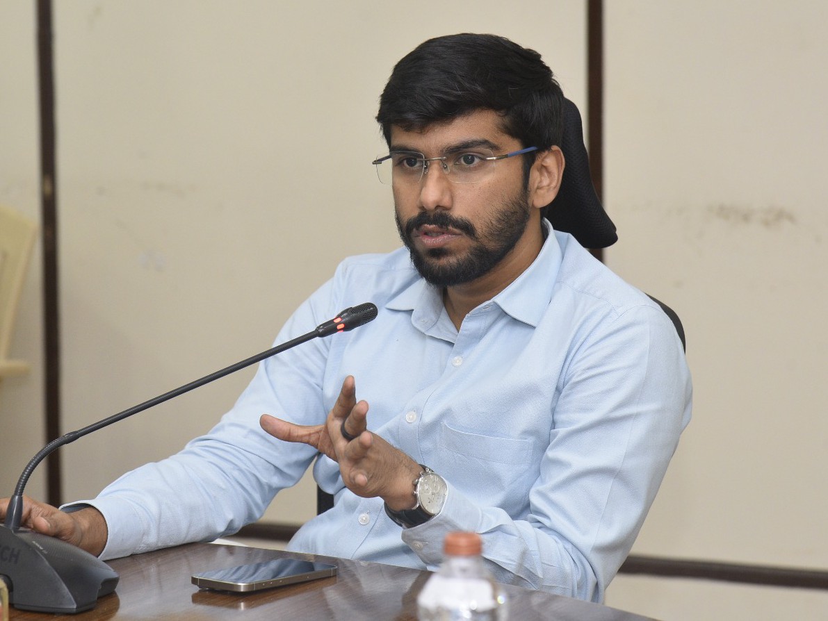 అభివృద్ధి పనులను వేగవంతంగా పూర్తి చేయాలి: కలెక్టర్