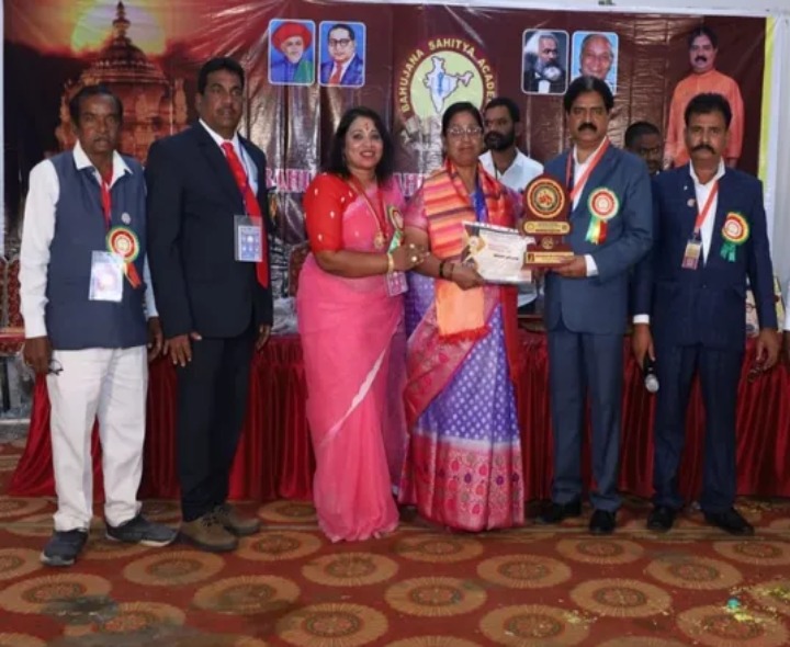 అంగన్వాడీ టీచర్‌కు ఉమెన్ లీడర్‌షిప్ అవార్డు