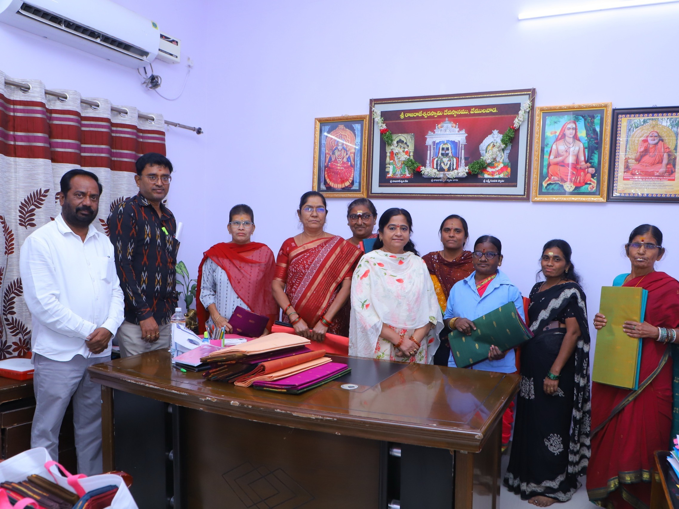 సిబ్బందికి చీరలు పంపిణీ చేసిన ఈవో