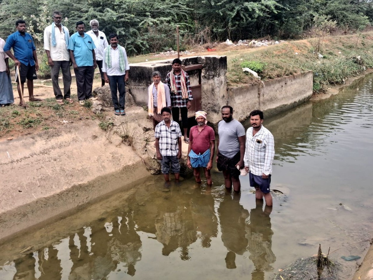 సాగునీరందించి పంట పొలాల‌ను కాపాడాల‌ని రైతుల నిర‌స‌న‌
