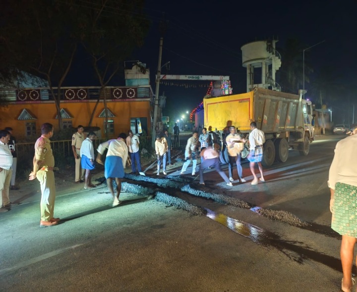 పోలీస్ శాఖ ఆధ్వర్యంలో స్పీడ్ బ్రేకర్లు ఏర్పాటు