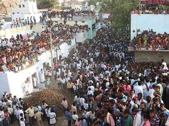 పిడకల యుద్ధం..!  ఎన్నో ఏళ్ల వింత ఆచారం.