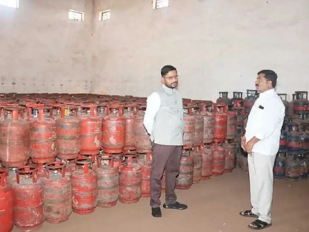 నిబంధనల ప్రకారం గ్యాస్ బుక్ చేసుకోవాలి: కలెక్టర్