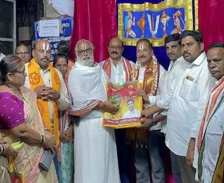 మంగళగిరి అర్చకులకు మంత్రి ‘ఉగాది కానుక’