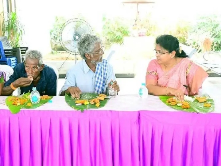 దివ్యాంగులతో కలిసి భోజనం చేసిన కలెక్టర్