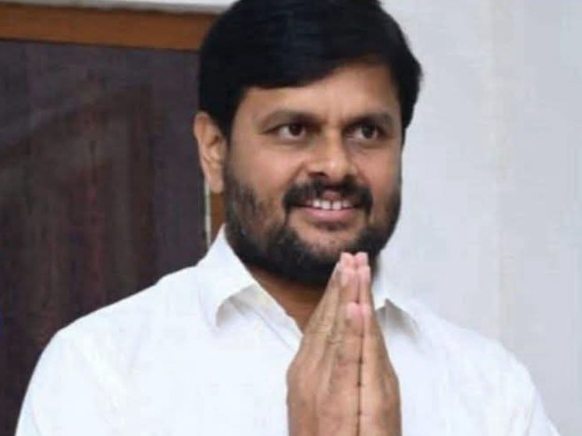 ప్రజలు ఉగాది శుభాకాంక్షలు తెలిపిన చింతాడ రవికుమార్