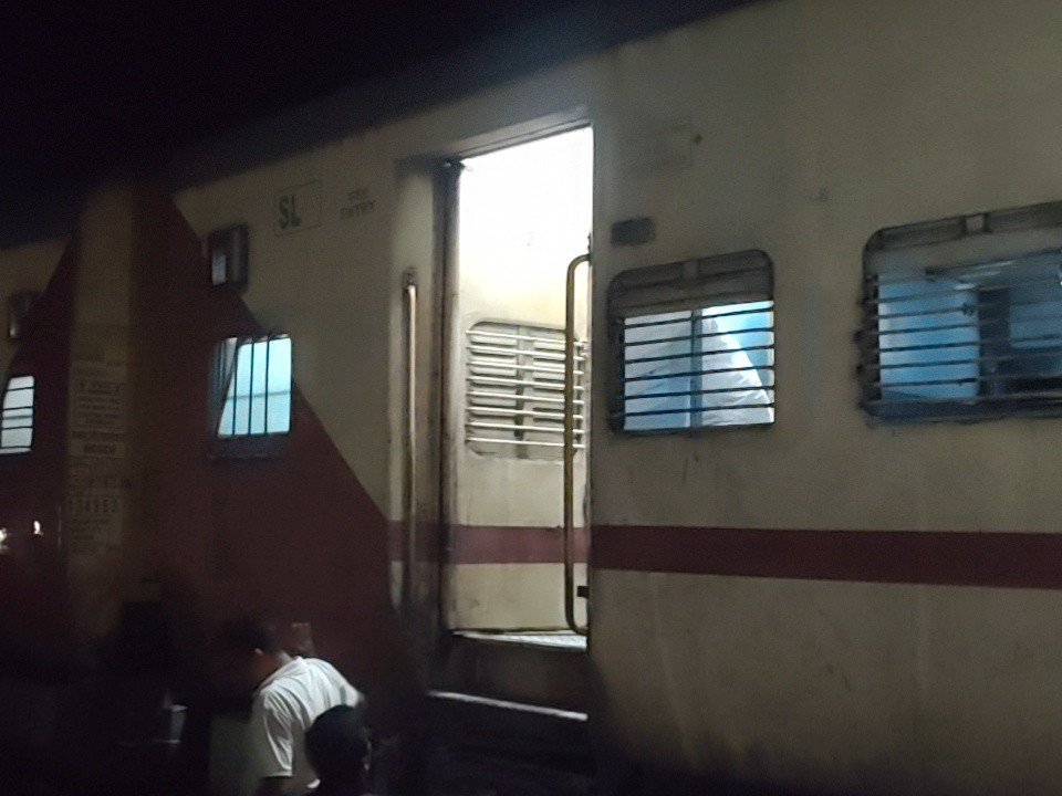 పొగలు రావడంతో నిలిచిన ట్రైన్