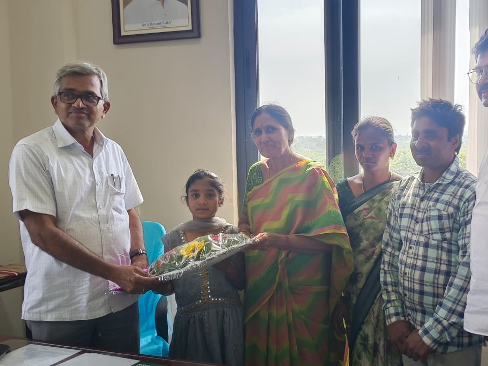 నవోదయకు ఎంపికైన విద్యార్థులను అభినందించిన డీఈవో